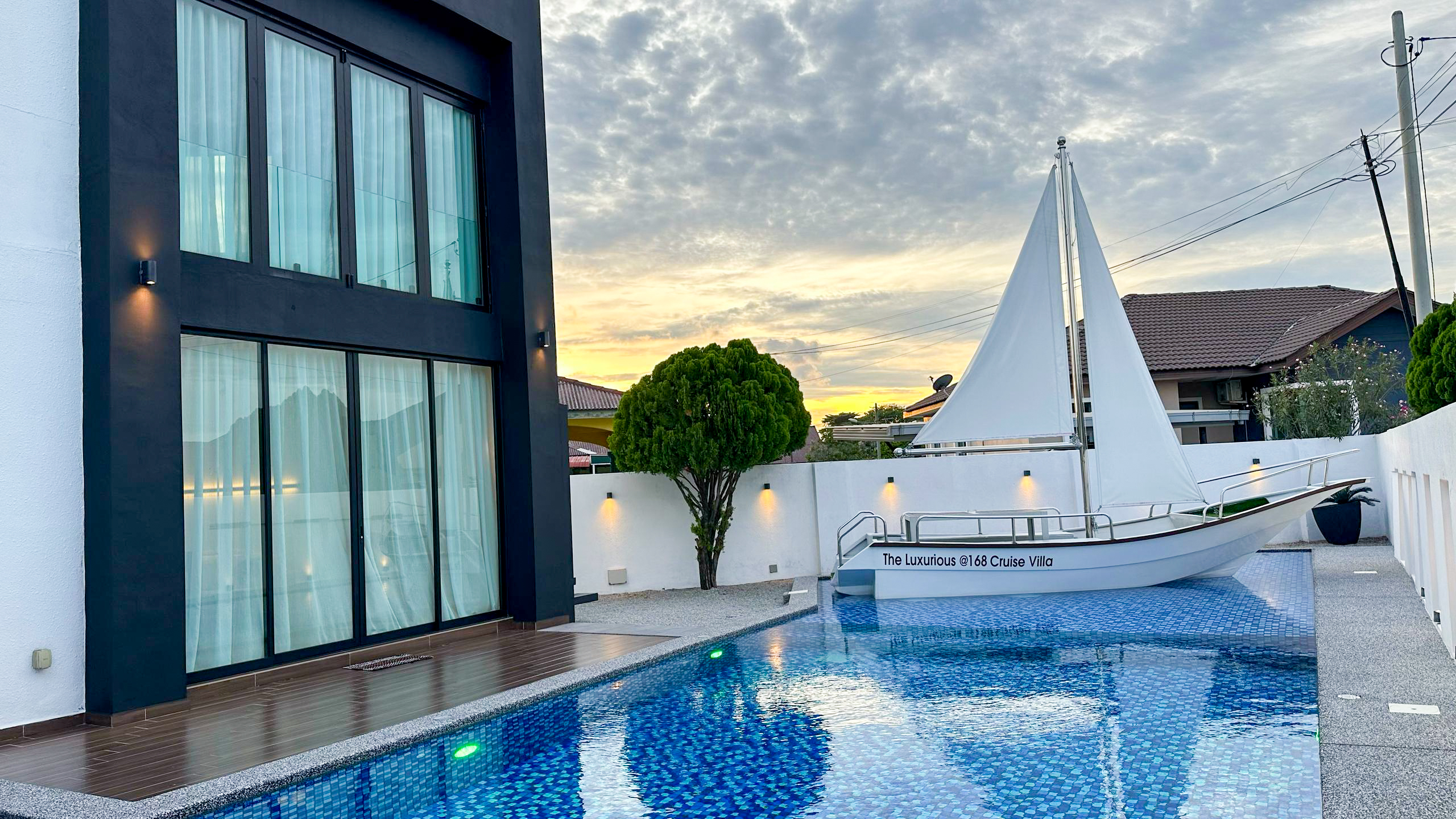 The Luxurious 168 @ Cruise Villa