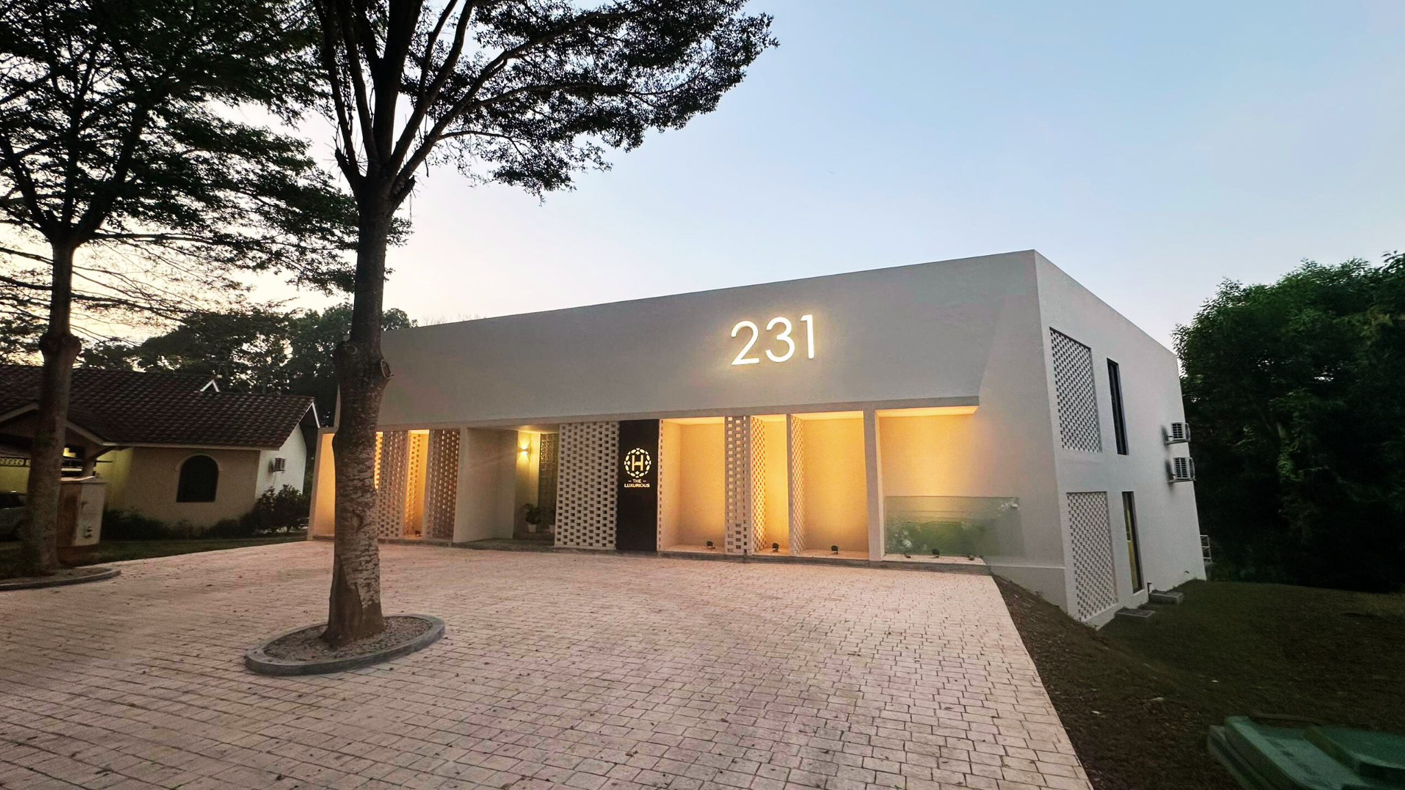 The Luxurious 231, Lake House Villa