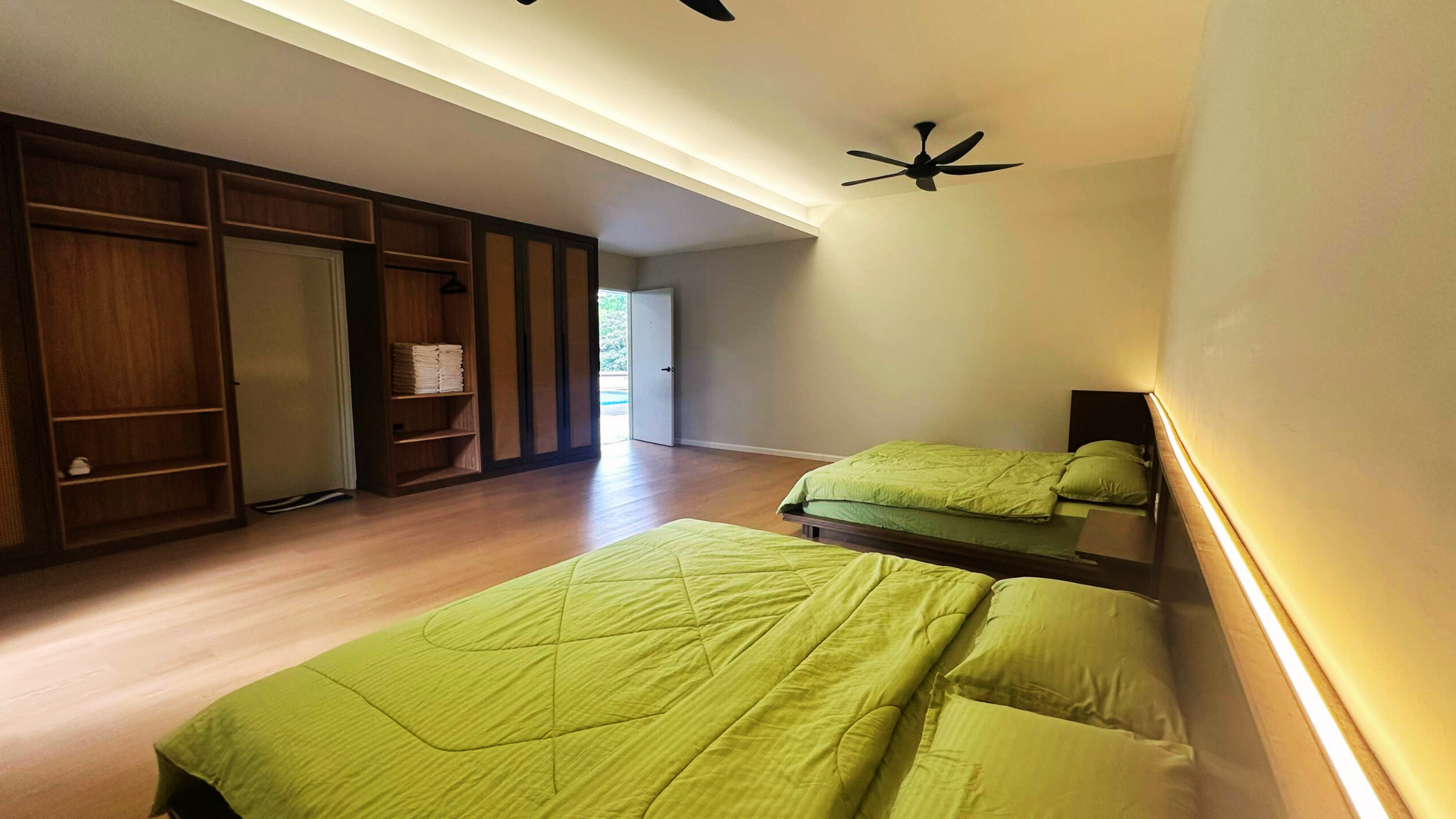 The Luxurious 231, Lake House Villa