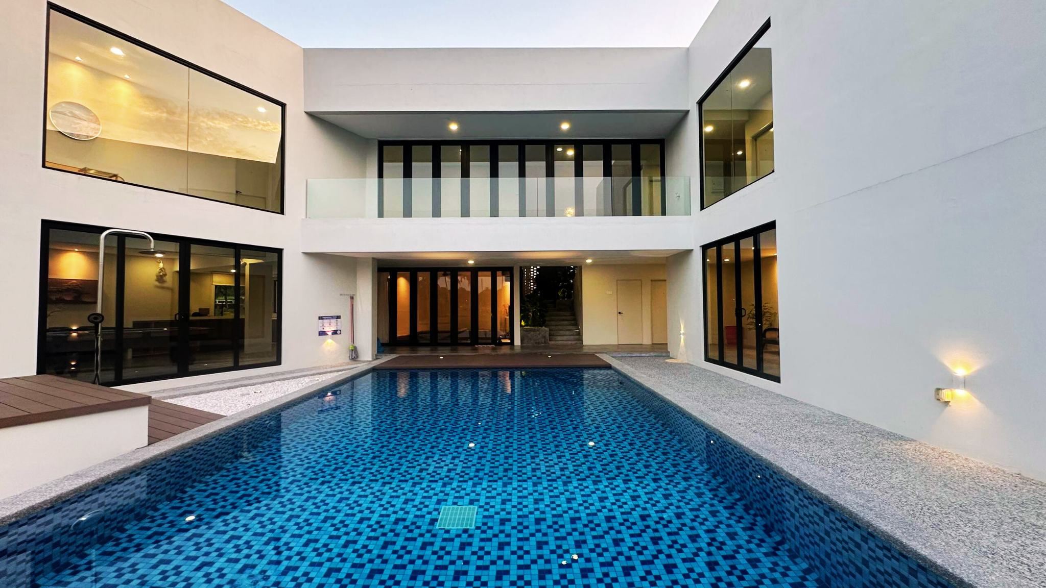 The Luxurious 231, Lake House Villa