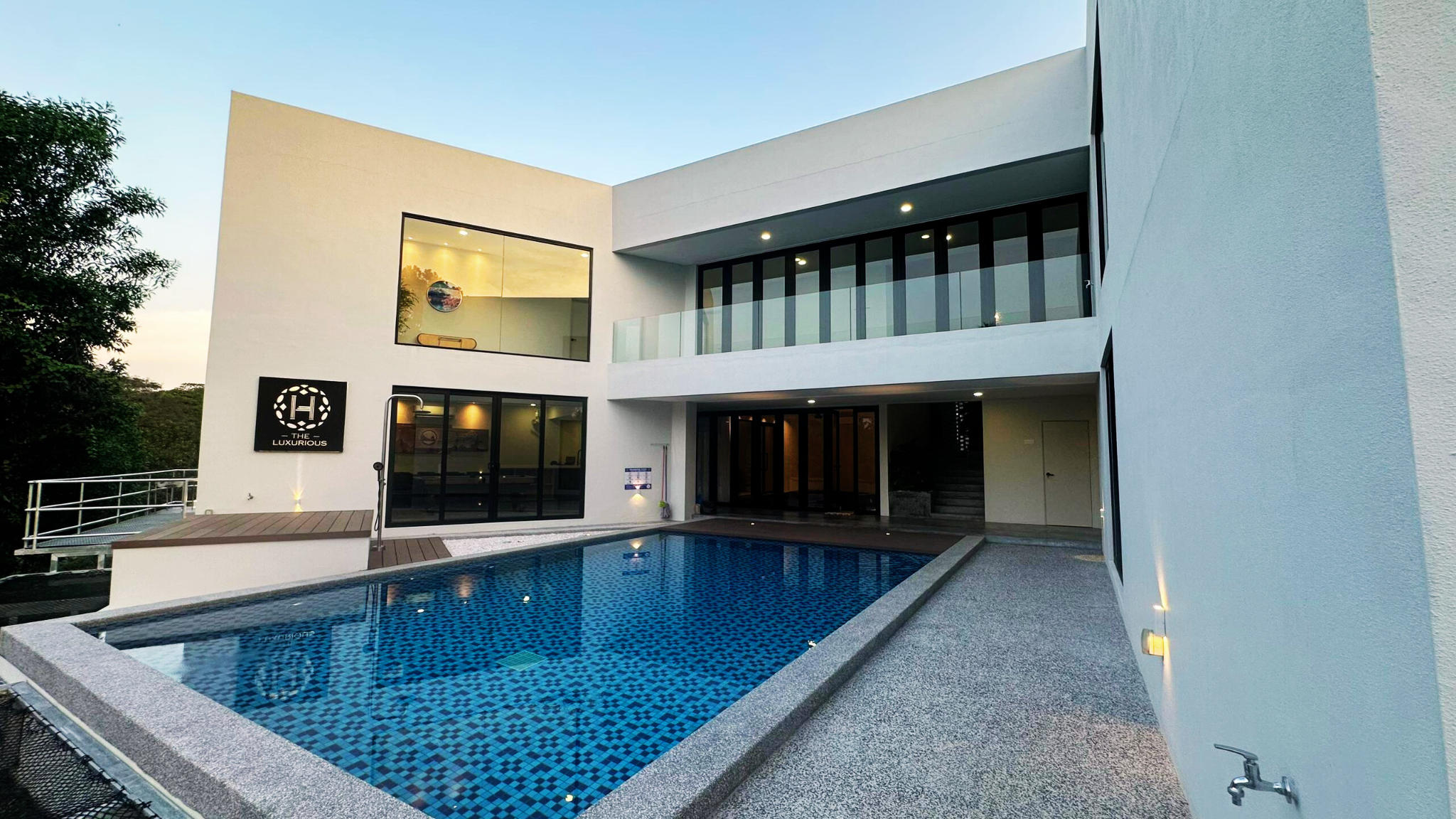 The Luxurious 231, Lake House Villa